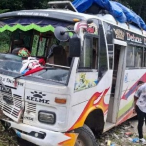 रामेछाप बाट काठमाडौं आउदै गरेकाे यात्रुबाहक बस खाडीचाैरमा दुर्घटना हुदा २०जना यात्रु घाइते ।