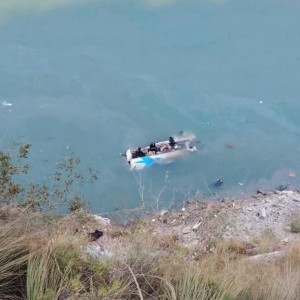 काठमाडौं बाट ओखलढुंगा जादैगरेकाे यात्रुबाहक  बस रामेछापको भलुवाजाेरमा  दुर्घटना ।