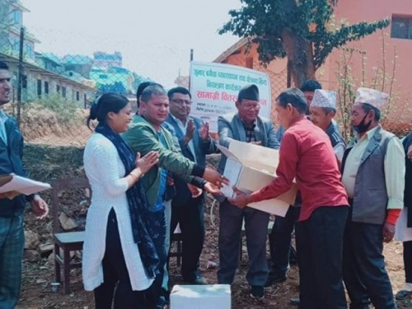 जुनार किसानलाई प्रोटिन वेट नामक विषादी विरतण