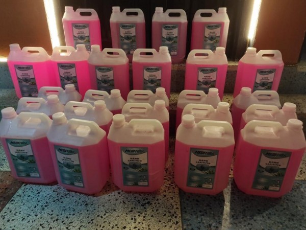 नगर सम्पर्क मञ्चले गरे सम्पर्क मञ्चलाई १२५ लिटर सेनिटाइजर सहयोग 