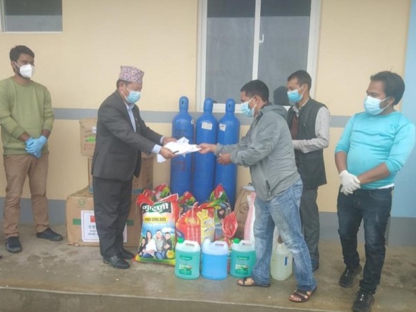 माओवादी केन्द्र गोकुलगंगाले गर्यो स्वास्थ्य सामाग्री हस्तान्तरण