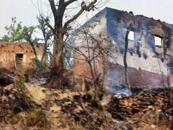 आगलागीबाट घर जलेर नष्ट भएका पीडितलाई जस्ता पाता र खाद्यान्न सहयोग गर्ने एमालेको बचन