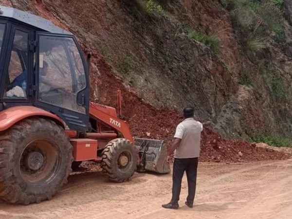 सडकमा झरेको पहिरो पन्छाएर सुरुवात गरे श्रेष्ठले आफ्नो जिम्मेवारी