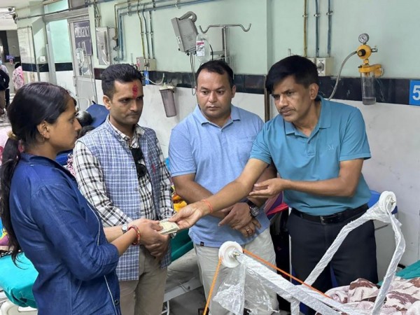 दुर्घटनामा परी गम्भीर घाइते भएका पाठकको उपचारका लागि नेता गौतमले गरे आर्थिक सहयोग