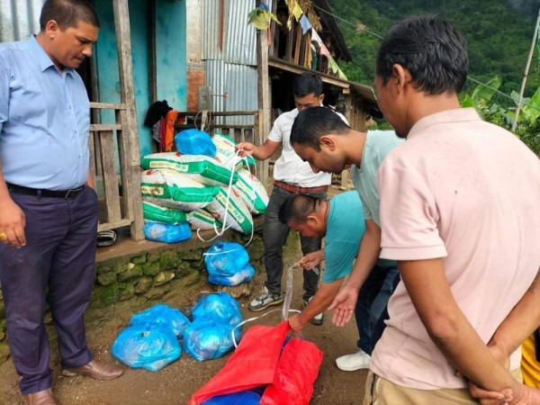 राष्ट्रिय युवा संघ नेपाल द्वारा फर्पु पहिराे पिडितलाई खाद्यान्न सहयाेग ।