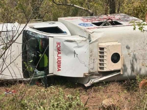 रामेछापकाे खाँडादेवीमा एम्बुलेन्स दुर्घटना हुँदा ३ जना घाइते ।