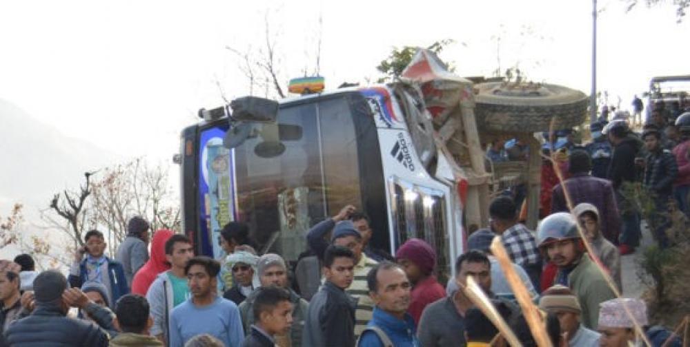 मन्थलीको मच्छेडाँडीमा बस दुर्घटना