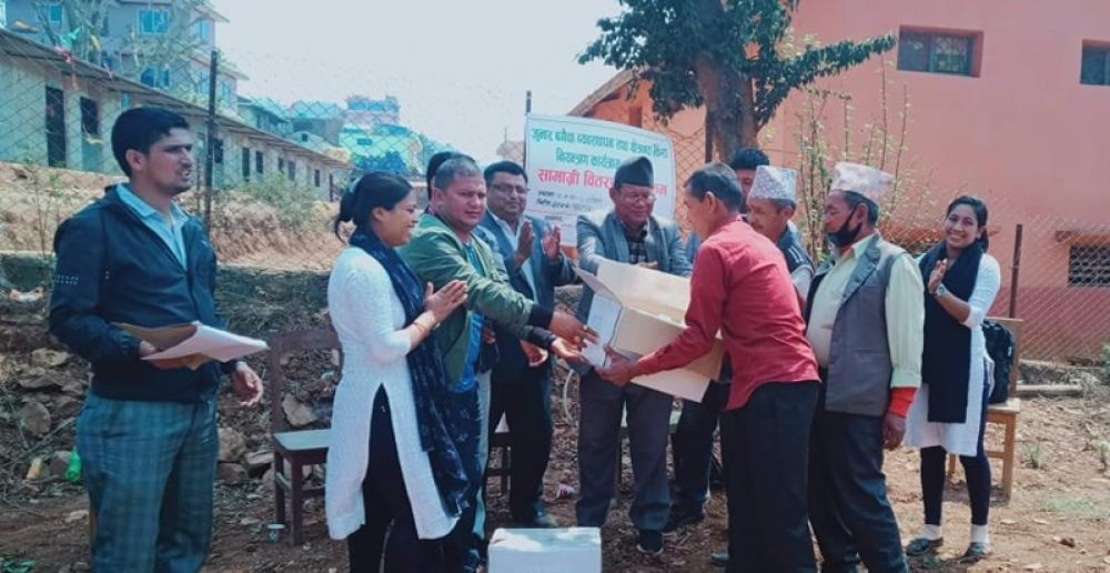 जुनार किसानलाई प्रोटिन वेट नामक विषादी विरतण