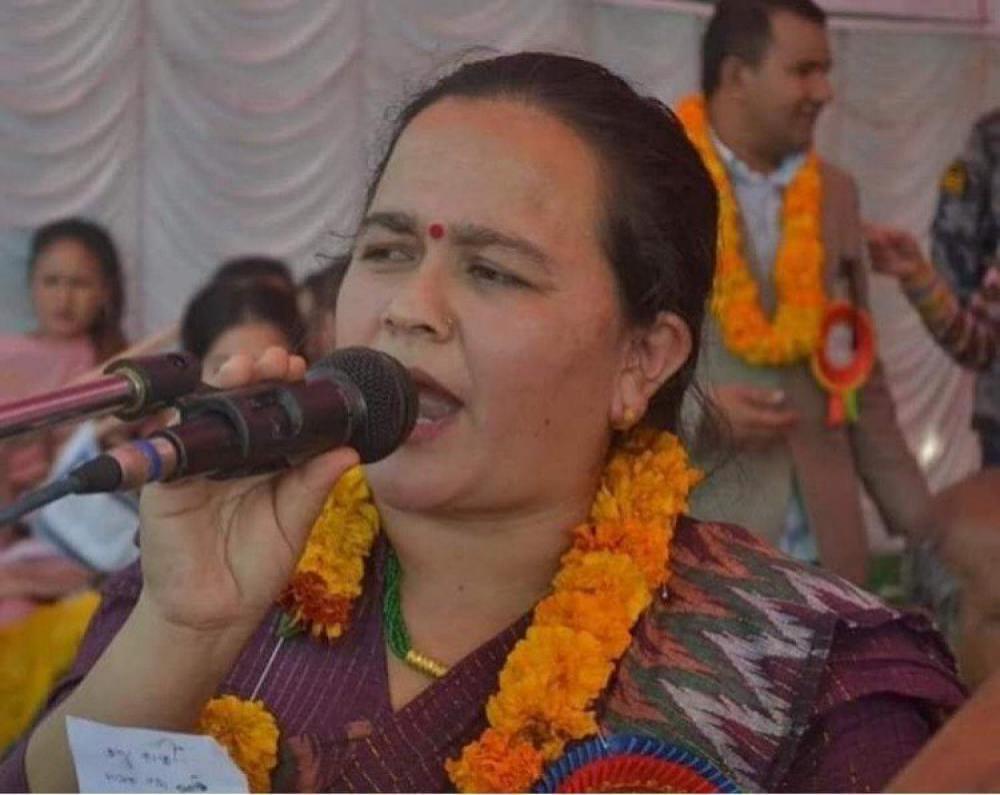 रामेछापकी उपप्रमुखले आफ्नो निजि गाडीलाई बनाइन् एम्बुलेन्स