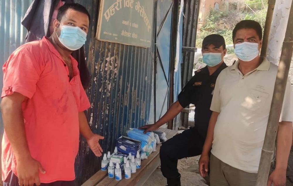 मन्थली नगर-काठमाडौं सम्पर्क मञ्चका सदस्य गिरिले गरे स्वास्थ्य सामाग्री वितरण 