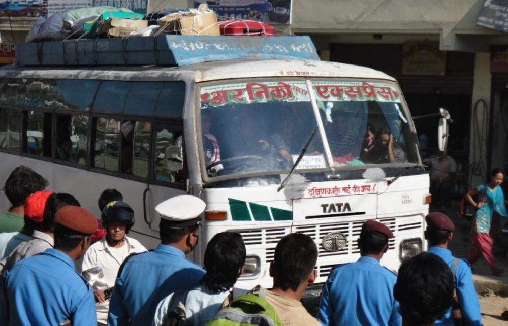 प्रहरीले रामेछापमा तेब्बर भाडा लिने बसमाथि गर्यो कारबाही