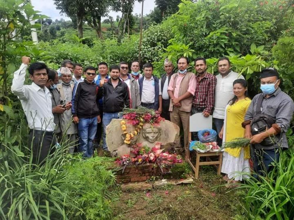 माओवादि केन्द्र र एमाले माधव नेपाल पक्षको संयुक्तमा माल्यार्पण