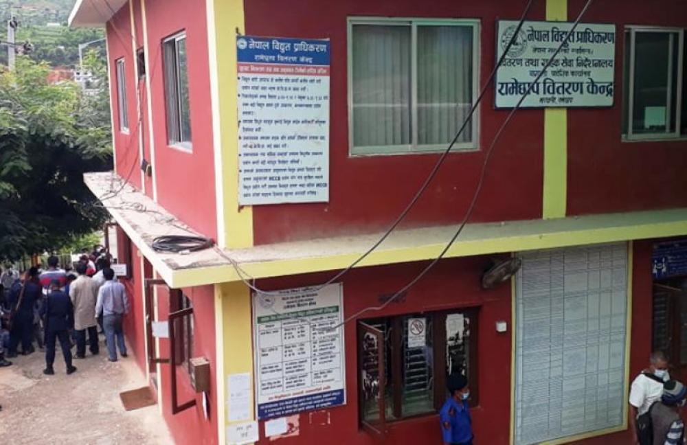 घेराउमा पारियो रामेछाप विद्युत प्रधिकरण