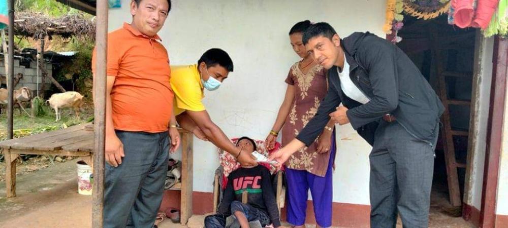 सहयोग रकम प्रदान गर्दै वडा अध्यक्ष कार्की