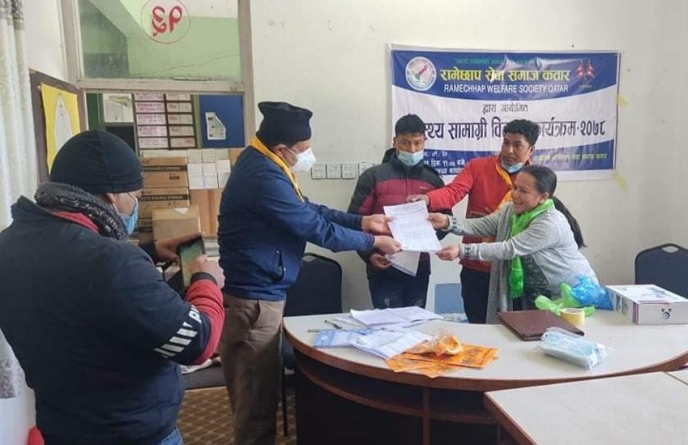 सेवा समाज कतारद्धारा जिल्ला स्वास्थ्य कार्यालय रामेछापलाई स्वास्थ्य सामाग्री हस्तान्तरण