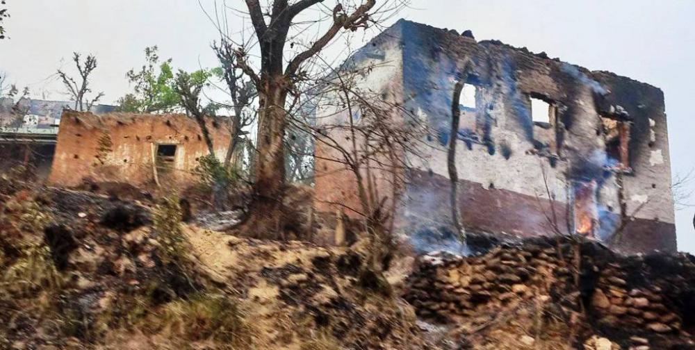 आगलागीबाट घर जलेर नष्ट भएका पीडितलाई जस्ता पाता र खाद्यान्न सहयोग गर्ने एमालेको बचन