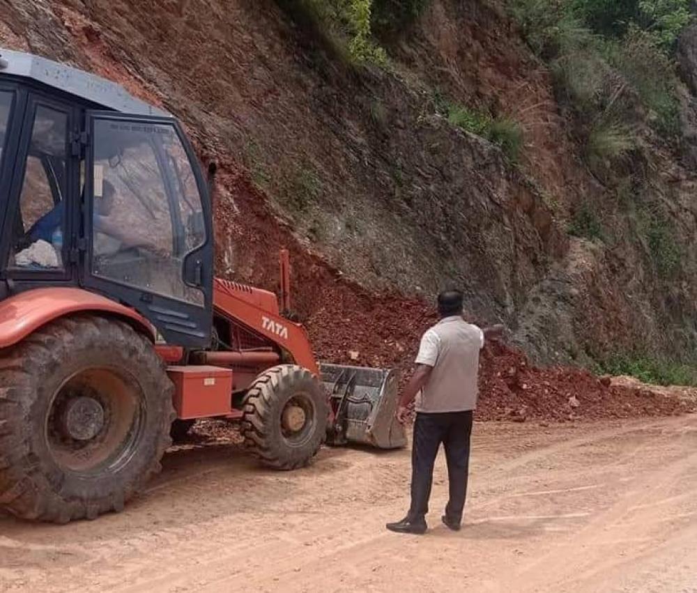 सडकमा झरेको पहिरो पन्छाएर सुरुवात गरे श्रेष्ठले आफ्नो जिम्मेवारी
