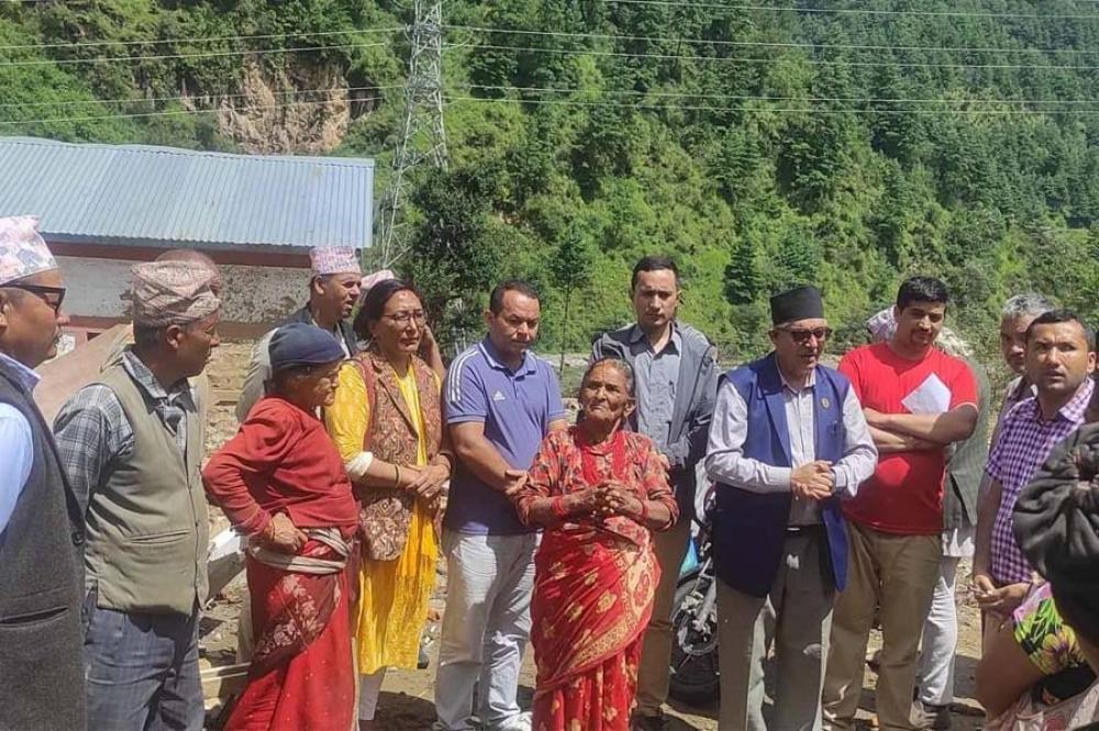 गोकुलगंगामा पहिरो पिडितलाई एमालेको आर्थिक सहयोग