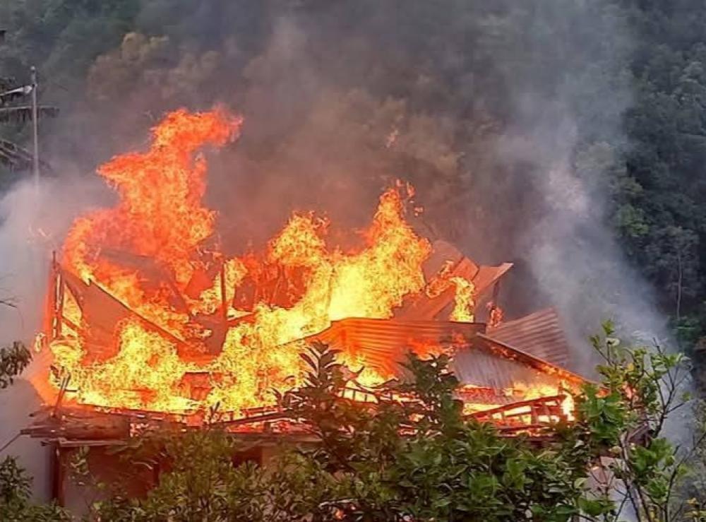 विद्युुत् सट भएर रामेछापको सैपुमा एक घर जलेेर नष्ट ।