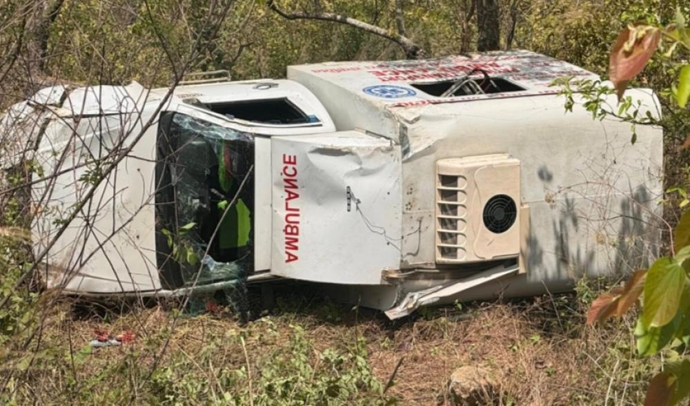 रामेछापकाे खाँडादेवीमा एम्बुलेन्स दुर्घटना हुँदा ३ जना घाइते ।