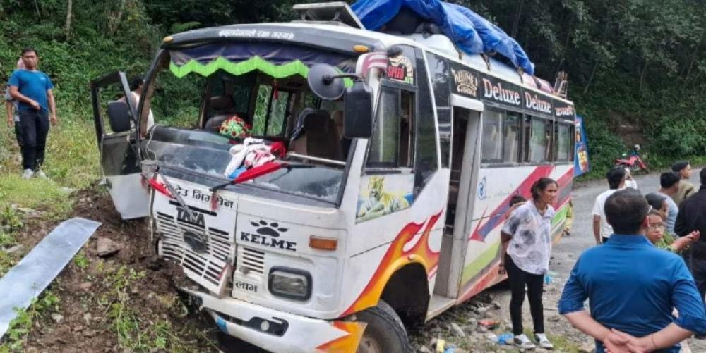 रामेछाप बाट काठमाडौं आउदै गरेकाे यात्रुबाहक बस खाडीचाैरमा दुर्घटना हुदा २०जना यात्रु घाइते ।