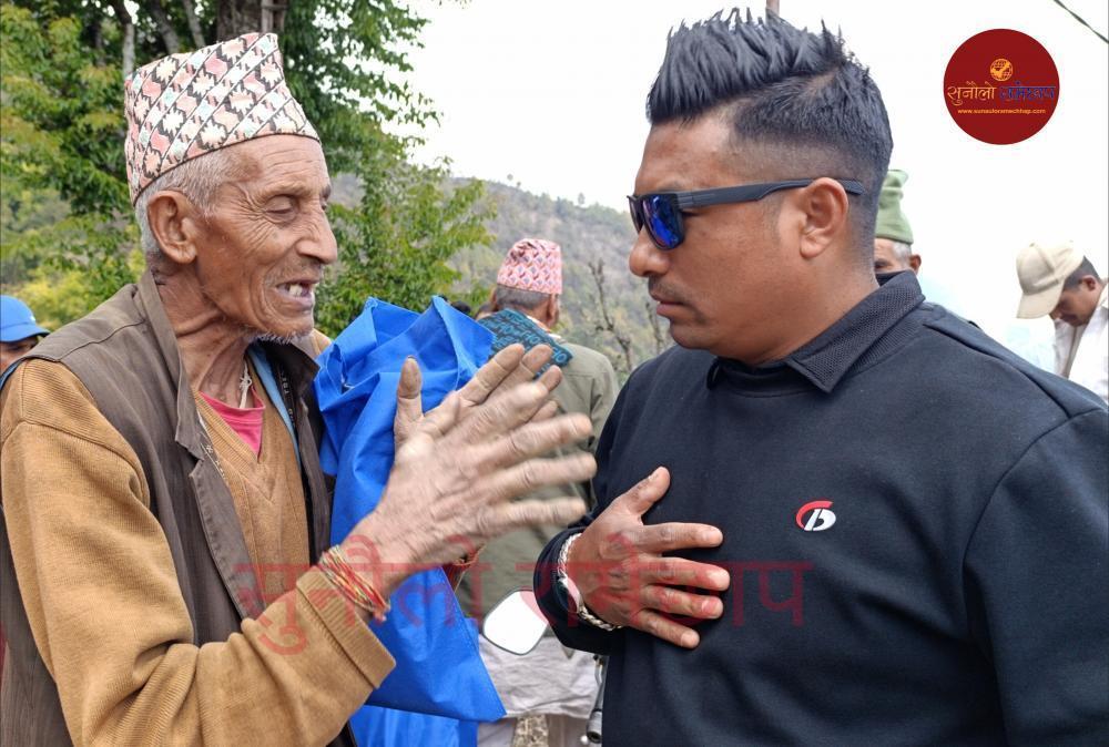 समाजसेवी श्रेष्ठ गरे सराेकार समाजलाई तीस हजार आर्थिक सहयाेग ।