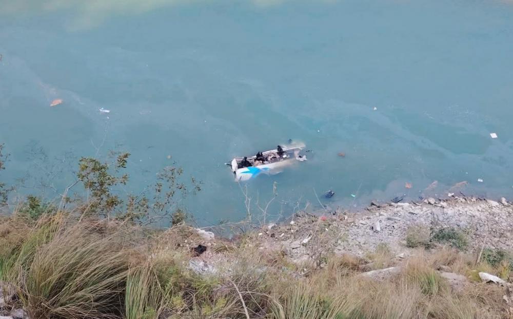 काठमाडौं बाट ओखलढुंगा जादैगरेकाे यात्रुबाहक  बस रामेछापको भलुवाजाेरमा  दुर्घटना ।